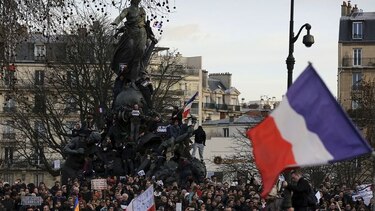 ‘La Marsellesa’, la bandera francesa y ‘somos Charlie’ recorren el mundo