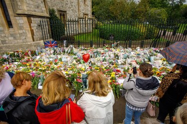 Cañonazos, homenajes y ofrendas en el adiós a Isabel II