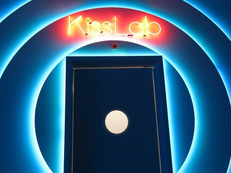 'Kiss Bang Love' confía en la química para encontrar el amor