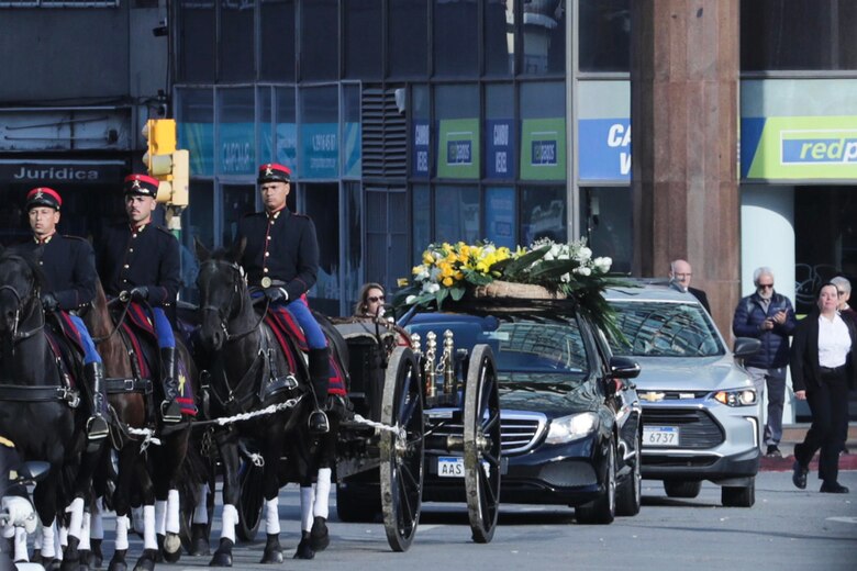 Una multitud de uruguayos despide a José Mujica en las calles de Montevideo