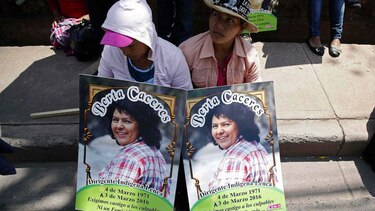 Hija de la activista asesinada Berta Cáceres denuncia hostigamiento