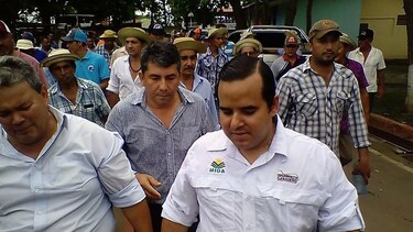 Ministro Eduardo Carles se reúne con productores; abren vía hacia Los Santos