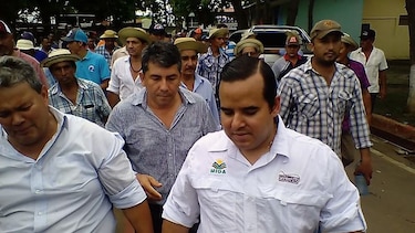 Ministro Eduardo Carles se reúne con productores; abren vía hacia Los Santos