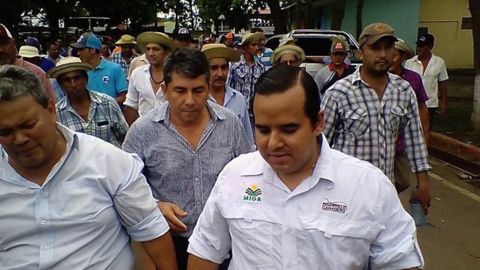Ministro Eduardo Carles se reúne con productores; abren vía hacia Los Santos