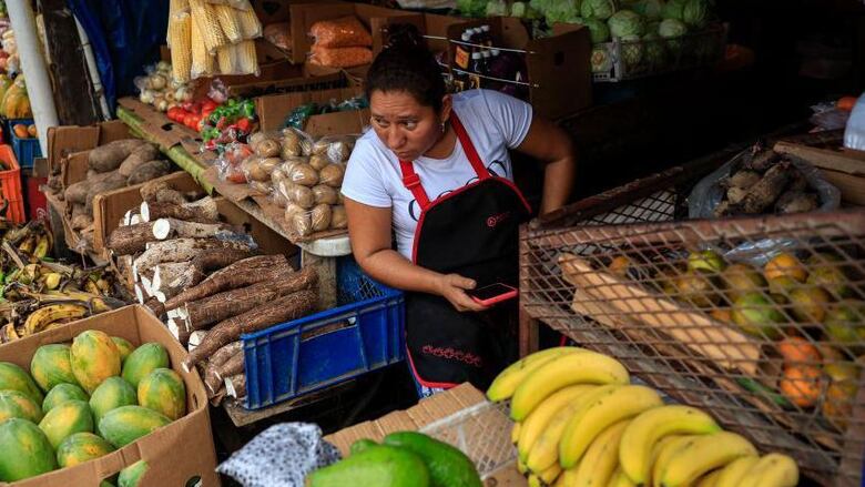 Los países de América Latina que tienen deflación y por qué una caída de precios no siempre es tan buena como parece