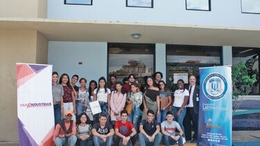 Estudiantes de la Universidad Latina visitan Maxindustrias