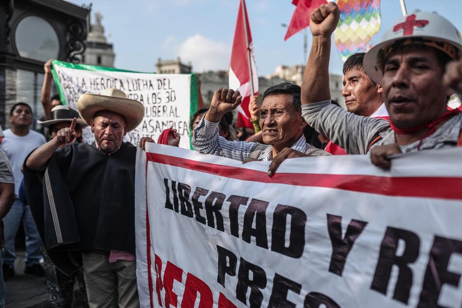 Los manifestantes organizan vigilia ‘por la democracia’ en Lima