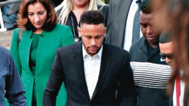 Neymar da su declaración por acusación de violación