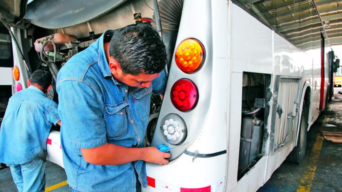 Con frecuencia los autobuses tienen que ser reparados, debido a que usuarios destruyen parte de su equipo o piezas.