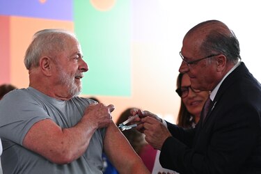 Lula toma la quinta dosis e insta a dejar atrás el negacionismo antivacunas