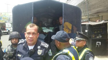 Policía detiene a buhoneros en Calidonia por cerrar avenida Central