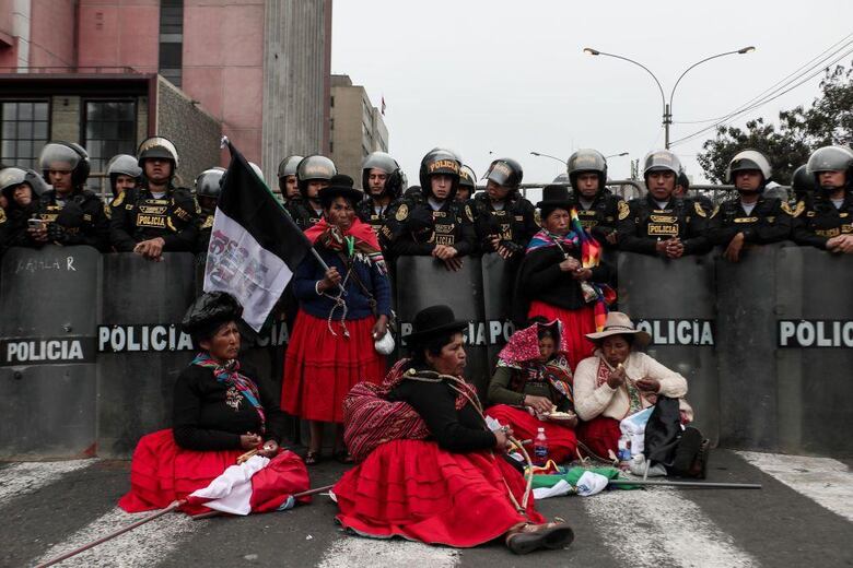 Cómo fue el turbulento mandato de Dina Boluarte, la primera mujer en presidir Perú que acabó destituida por el Congreso
