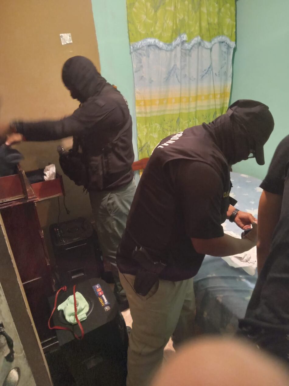 12 personas aprehendidas por su vinculación con una red de estafadores