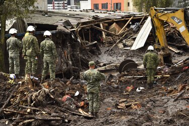 Aluvión que arrasó cancha deportiva deja 22 muertos y 20 desaparecidos en Quito