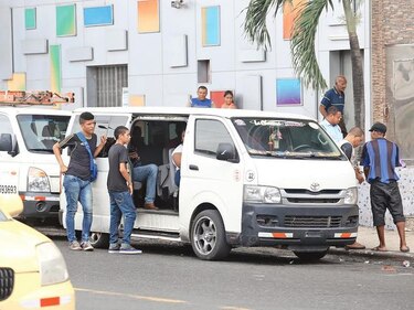 Buses ‘pirata’ se toman la ciudad