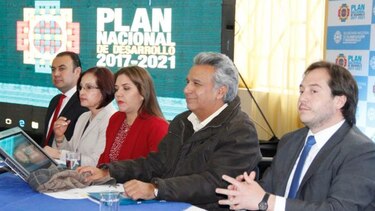 Lenín Moreno convoca a referendo por decreto; Rafael Correa tilda la acción de golpe de Estado