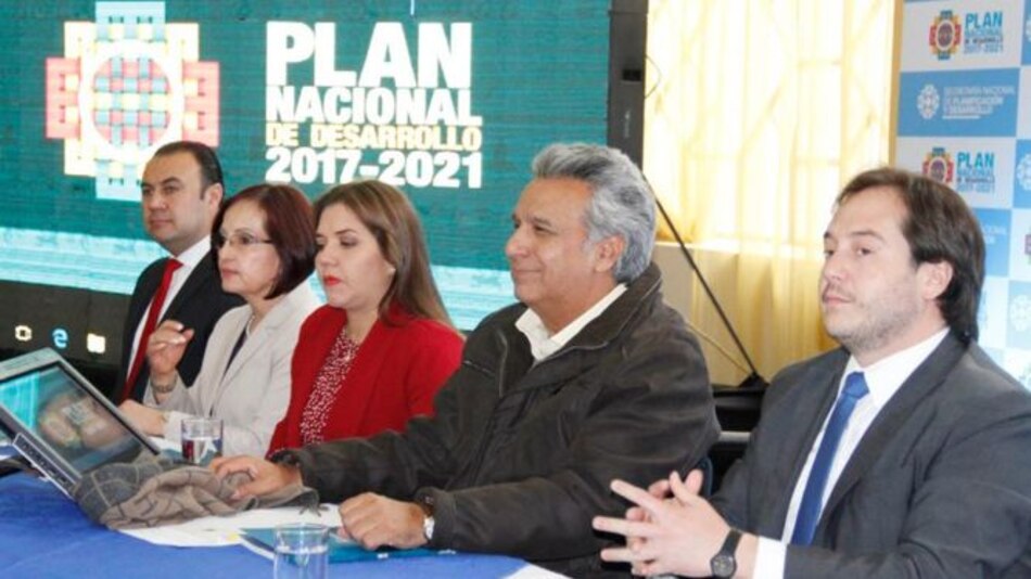 Lenín Moreno convoca a referendo por decreto; Rafael Correa tilda la acción de golpe de Estado