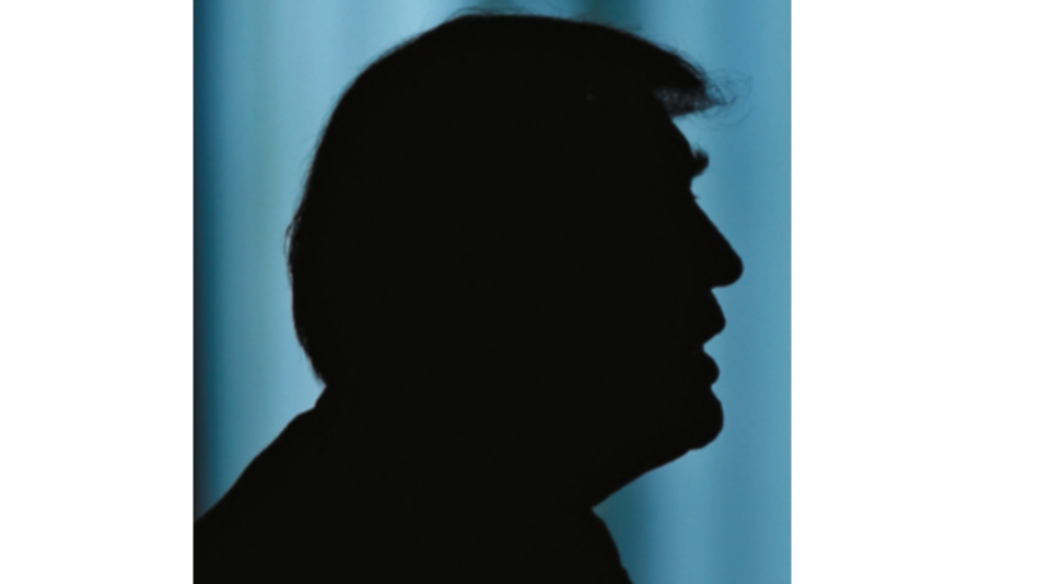 Mujer acusa y presiona a Trump por su pasado ilícito