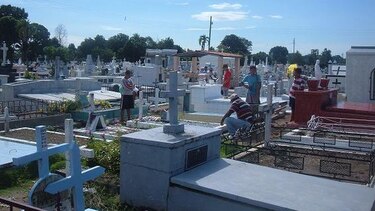 Minsa solicita no colocar velas en cementerios para evitar criaderos de mosquitos