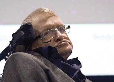 Castigan por mala praxis a enfermera que cuidó a Hawking