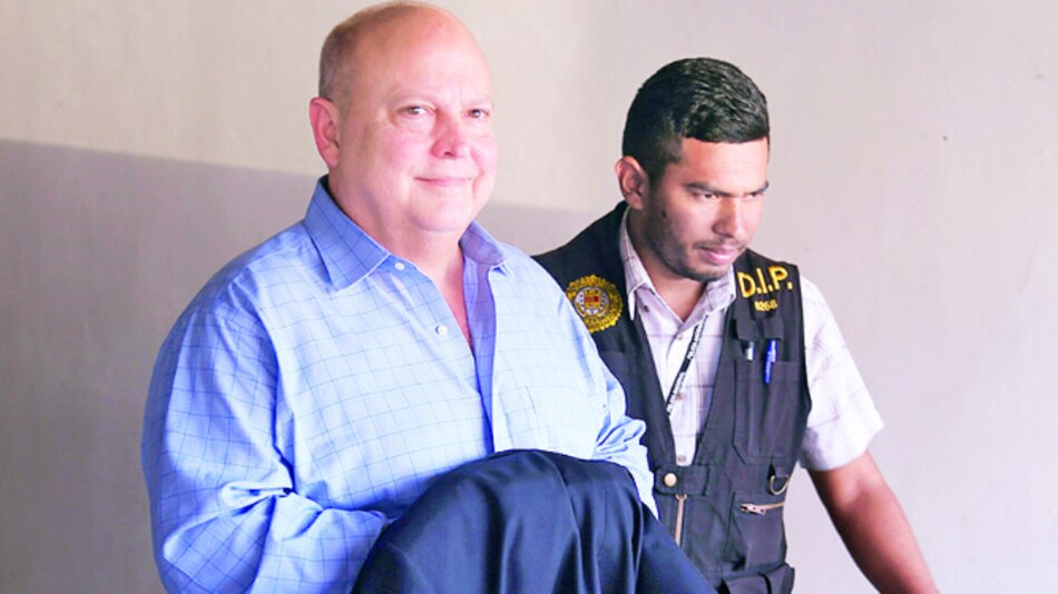 Condenan al empresario Richard Fifer a 120 meses de prisión por estafa