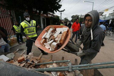 La angustiante búsqueda de niños bajo los escombros de su escuela en México