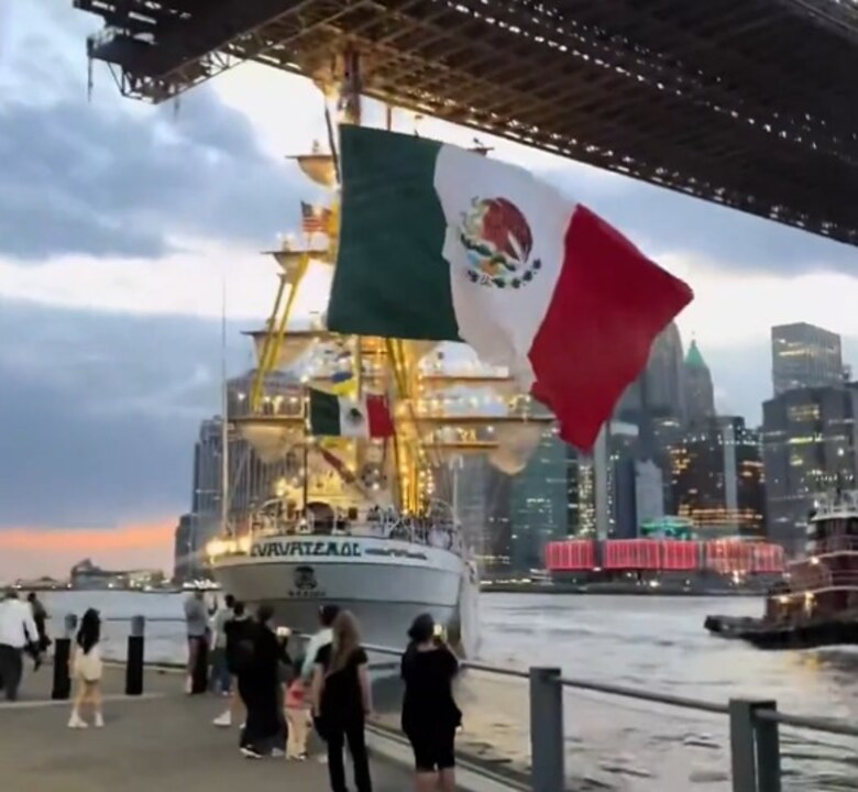 Un barco de bandera mexicana choca con la base del puente de Brooklyn en Nueva York