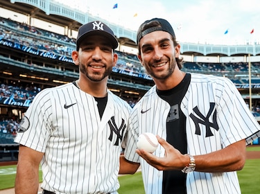 Ferran Torres y José ‘Chema’ Caballero unen al fútbol y el béisbol en el Yankee Stadium
