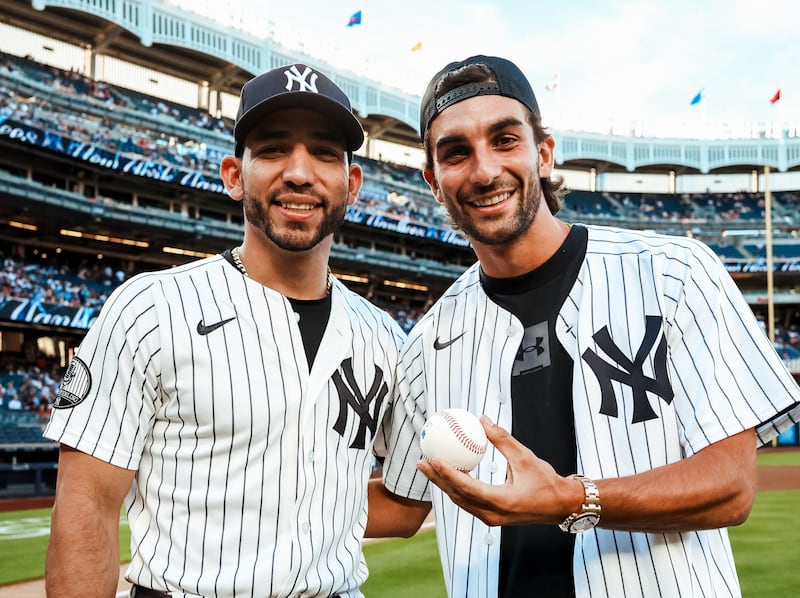 Ferran Torres y José ‘Chema’ Caballero unen al fútbol y el béisbol en el Yankee Stadium