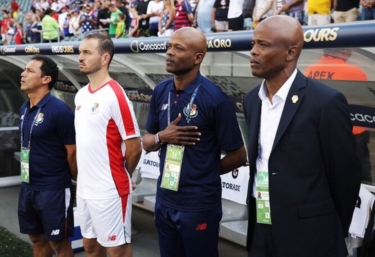 Julio Dely Valdés (Der.) junto a su hermano Jorge y el resto del cuerpo técnico.