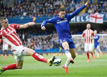 Chelsea sufre ante el Stoke, pero da un paso más hacia el título