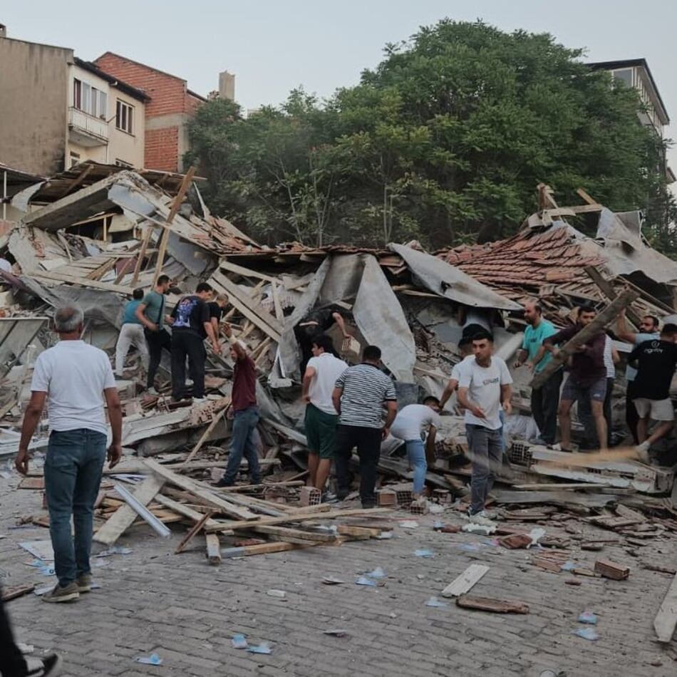 Sismo de 6.1 en Turquía: colapsan edificios en la región de Mármara