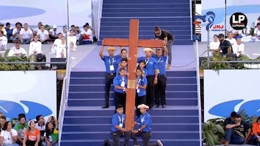 El papa habla de 'bullying' y acoso, en el vía crucis con los jóvenes