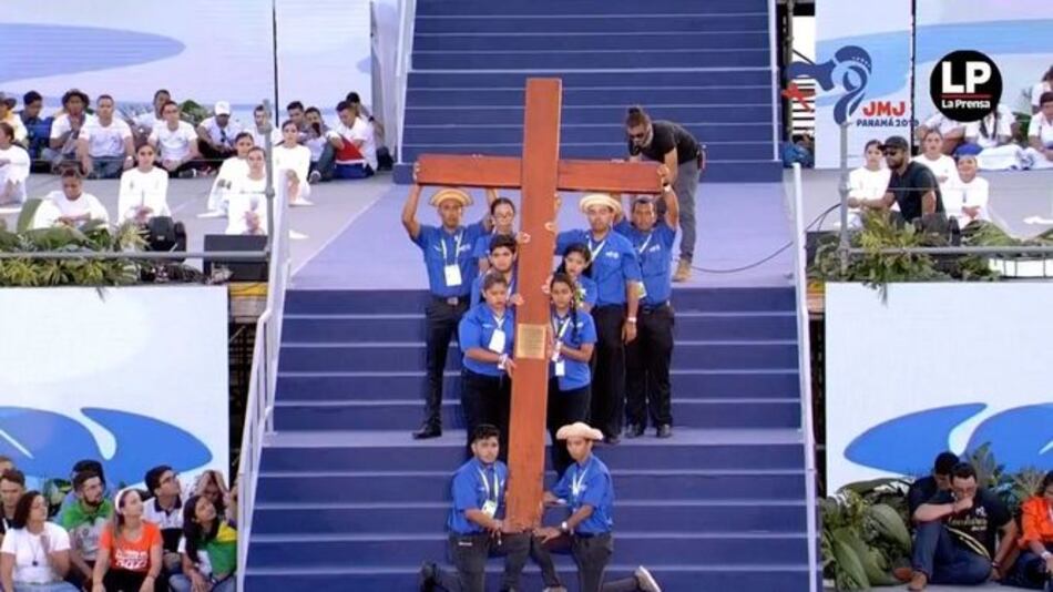 El papa habla de 'bullying' y acoso, en el vía crucis con los jóvenes