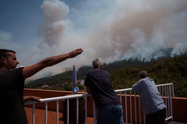 El fuego en la isla española de Tenerife ‘está fuera de capacidad de extinción’