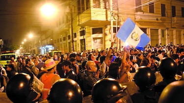 Guatemaltecos exigen en la calle renuncia de Jimmy Morales