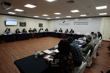 Obreros plantean que se necesita un salario mínimo de mil 500 dólares; sector empresarial dice que la cifra no se ajusta a la realidad 