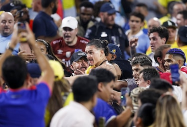 Darwin Núñez, Ronald Araújo y otros uruguayos saltan a la grada y pelean con hinchas colombianos