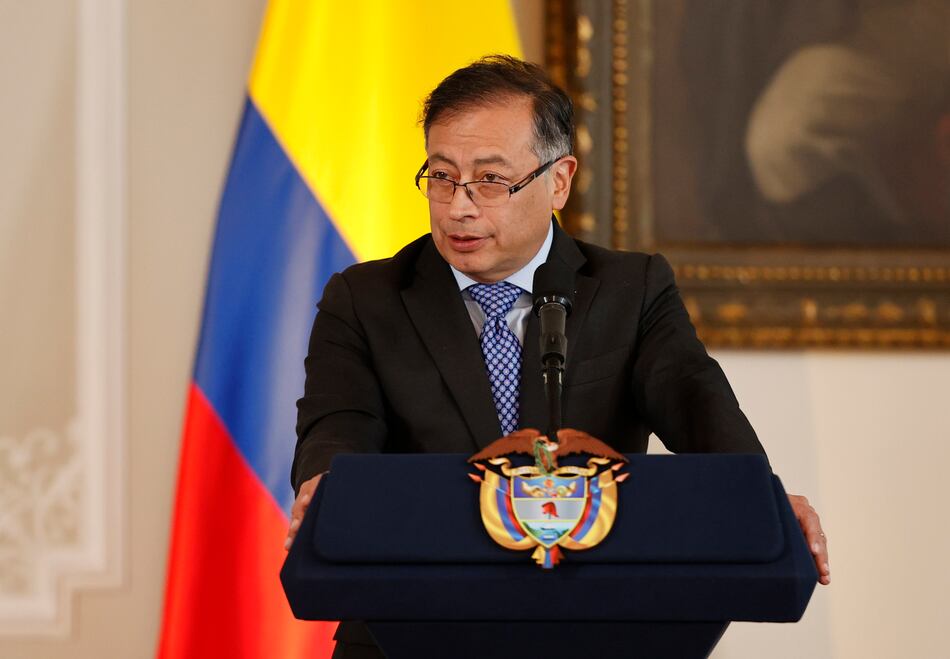 Petro ordena el cierre de las trochas de frontera con Venezuela