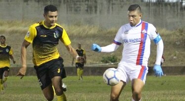 Técnico panameño teme ser contagiado al dirigir en la única liga de América que no se detiene por el coronavirus