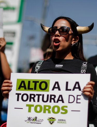 Decenas de personas protestan contra regreso de las corridas de toros a Ciudad de México