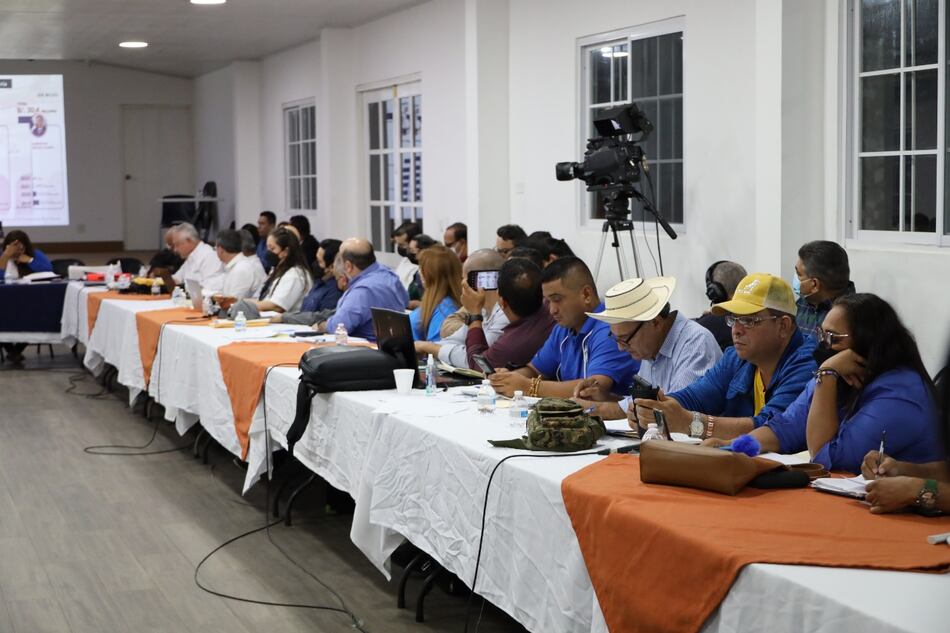 Mesa de diálogo se dilata en rondas de preguntas sobre el tema de la corrupción