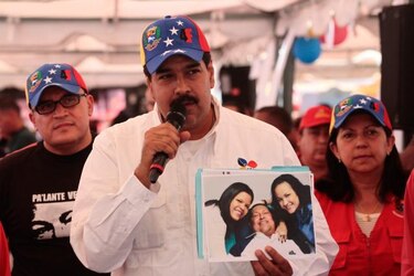 Maduro celebra fotos de Chávez ante dudas de la oposición