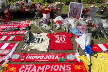 Un mar de bufandas rojas emerge en Anfield para recordar a Diogo Jota