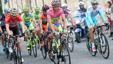Contador sigue al frente del Giro pese a dislocarse el hombro