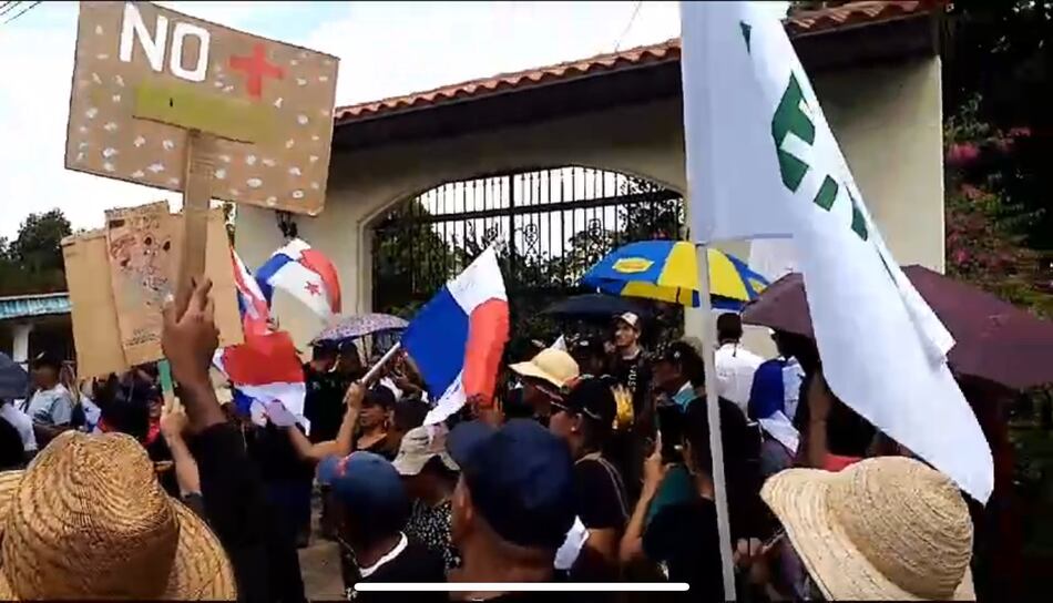 Aguadulceños protestan frente a la casa del diputado Bernardino González