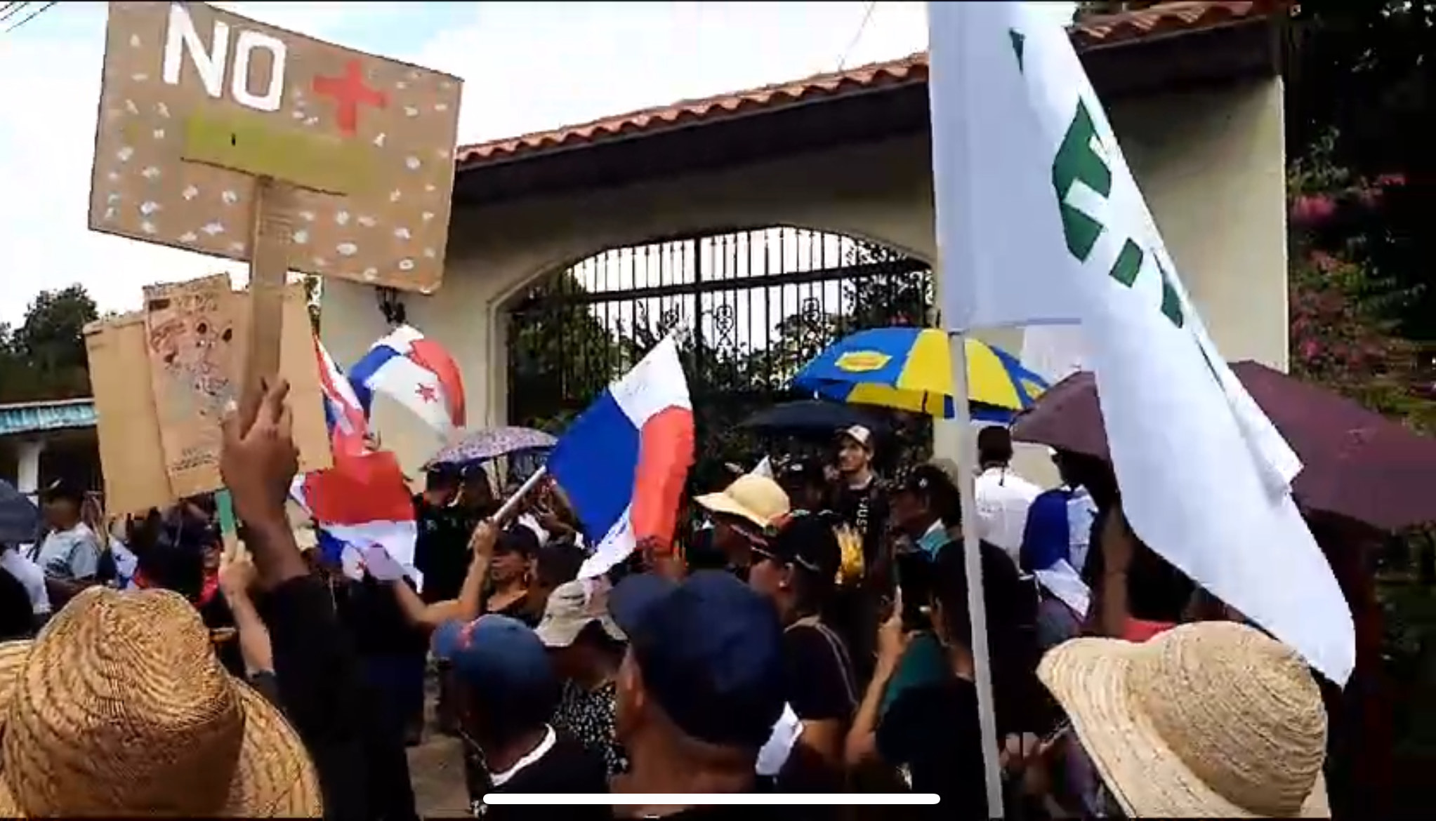 Aguadulceños protestan frente a la casa del diputado Bernardino González