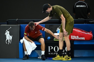 Sinner avanza sin sobresaltos y debuta con autoridad en Australia