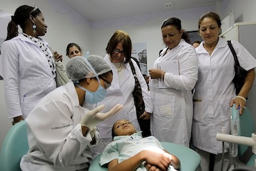 Cuba corta acuerdo médico con Brasil, Bolsonaro ofrece asilo