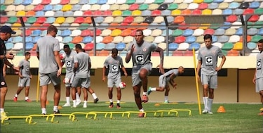 Hinchas invaden práctica del Universitario, equipo de dos panameños